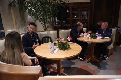 Empresarios del Principado de Mónaco y de Paraguay hablan durante un encuentro empresarial este martes, en Asunción (Paraguay). 