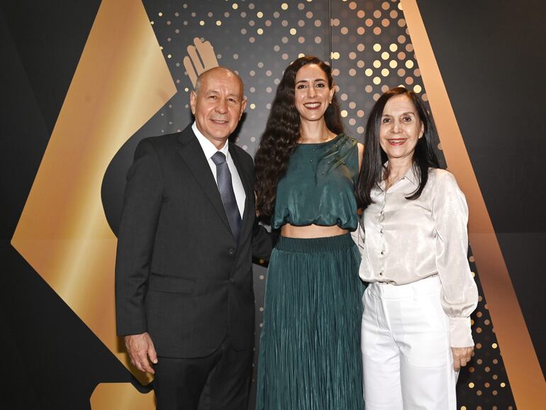 Mario Cortese, Alexandra Cortese y Alba de Cortesse.