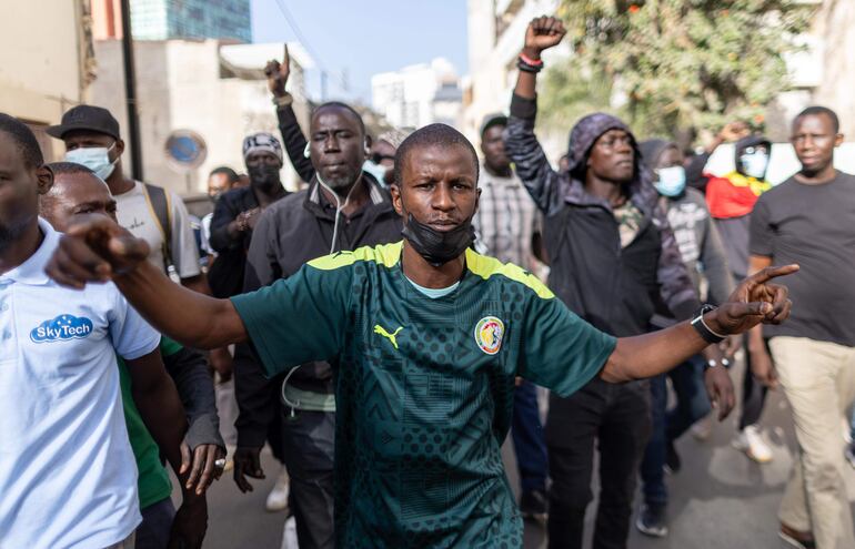 Manifestantes protestan contra la postergación de las elecciones presidenciales en Senegal, el pasado lunes en Dakar,