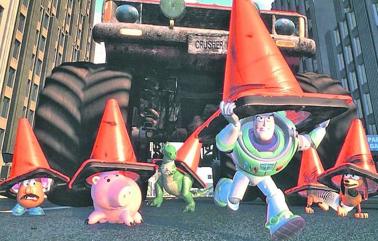 Buzz Lightyear y varios juguetes con expresiones angustiadas sostienen conos de tráfico en una escena animada en la ciudad.