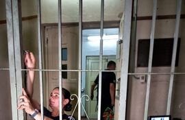 Interior de la cárcel del Buen Pastor en la noche de este martes después de que la Policía haya amagado con trasladar a Carmen Villalba.