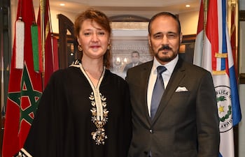 Laura Sánchez junto a Badreddine Abd El Moumni, embajador de Marruecos en Paraguay