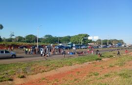 Nativos realizan cierre intermitente de la Ruta Py 02 en Coronel Oviedo.