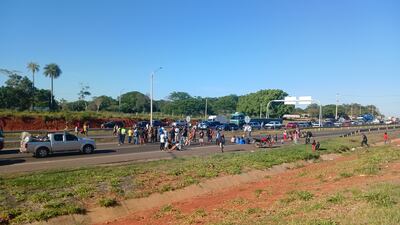 Nativos realizan cierre intermitente de la Ruta Py 02 en Coronel Oviedo.