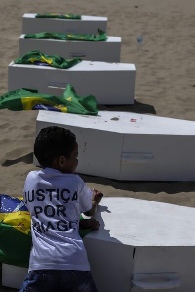 AME2642. RÍO DE JANEIRO (BRASIL), 19/08/2023.- Fotografía de una protesta de la ONG Rio de Paz para homenajear a las víctimas civiles como consecuencia de las acciones policiales, hoy, en la playa de Copacabana, en Río de Janeiro (Brasil). Los niños víctimas en acciones de la Policía contra el crimen organizado en Río de Janeiro, como el reciente caso de Thiago Flausino, de trece años, en la favela Cidade de Deus, fueron homenajeados este sábado en la playa de Copacabana. EFE/ Antonio Lacerda
