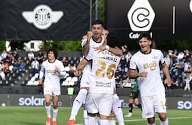 Elvio de Jesús Vera Brítez (25 años) festeja uno de sus tres goles esta tarde en La Huerta. Junto a él festeja Iván Ramírez y se acercan a la celebración Sergio Fretes e Iván Franco.