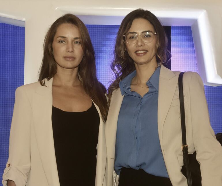 Abril y Larissa Chase. 