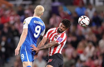 El paraguayo Omar Alderete, del Sunderland (derecha), en acción contra Mexx Meerdink, del AZ Alkmaar (izquierda), durante el partido de la fase de liga de la Liga Europa de la UEFA entre el Sunderland AFC y el AZ Alkmaar, en Sunderland (Gran Bretaña).