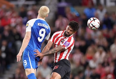 El paraguayo Omar Alderete, del Sunderland (derecha), en acción contra Mexx Meerdink, del AZ Alkmaar (izquierda), durante el partido de la fase de liga de la Liga Europa de la UEFA entre el Sunderland AFC y el AZ Alkmaar, en Sunderland (Gran Bretaña).