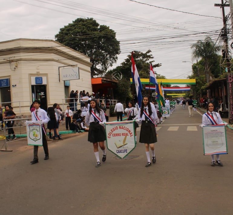 Con entusiasmo, disciplina y patriotismo, los estudiantes desfilaron orgullosos en homenaje a los 215 años de la Independencia Nacional.