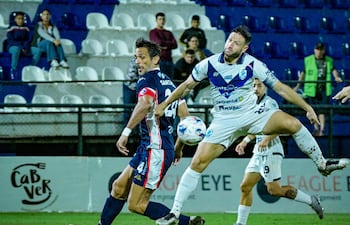 Roque Santa Cruz, de Nacional, y Julio “Polaco” González en plena disputa por el balón ayer en el Estadio La Fortaleza.