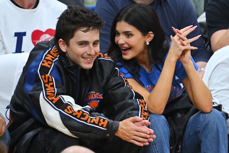 ¡Parejita feliz! Timothée Chalamet y Kylie Jenner no se perdieron el partido entre los Cleveland Cavaliers y los New York Knicks. (Jason Miller/Getty Images/AFP)