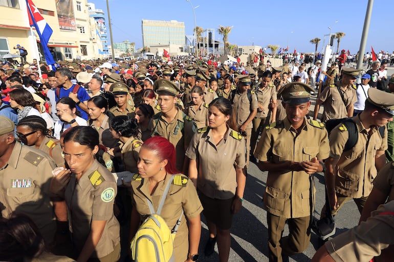 Integrantes de las Fuerzas Armadas Revolucionarias de Cuba asisten a la conmemoración del Día Internacional del Trabajo este viernes, en La Habana (Cuba). 