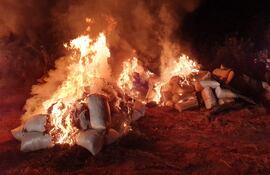 Esta misma noche se procedió a la quema de las más de 7 toneladas y media de marihuana, en el mismo campamento clandestino.