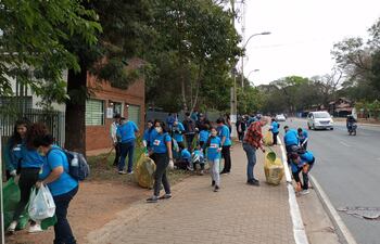 Voluntarios del movimiento de bienestar ambiental de WeLoveU limpiaron 4 km de la ruta PY02 Mcal. Estigarribia de la ciudad de San Lorenzo.