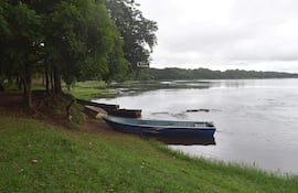 Sector pesquero de Ayolas afectado por algas en el río Paraná.