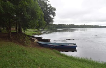 Sector pesquero de Ayolas afectado por algas en el río Paraná.