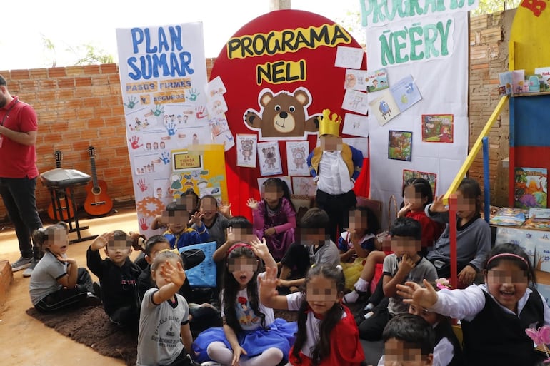 Estudiantes posan con decorados que muestran los cuestionados programas del MEC, como Ñe êry.