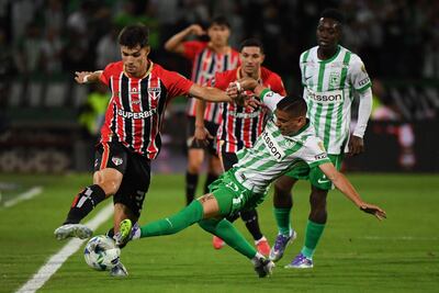 El paraguayo Damián Bobadilla, futbolista de São Paulo, disputa el balón en un partido frente a Atlético Nacional por la ida de los octavos de final de la Copa Libertadores 2025 en el estadio Atanasio Girardot, en Medellín, Colombia.