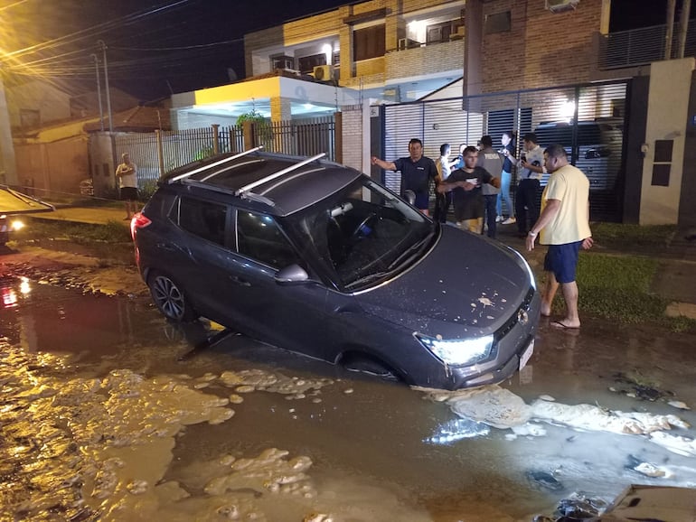 Camioneta cae en enorme pozo cubierto de agua en el barrio Herrera.