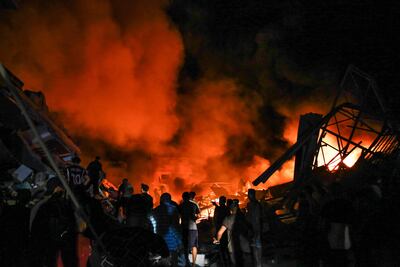 Humo y llamas entre los escombros de un edificio destruido por bombardeos israelíes sobre la Ciudad de Gaza, el jueves.