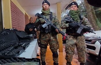 Las armas fueron exhibidas esta mañana en la Dirección de Policía de Alto Paraná.