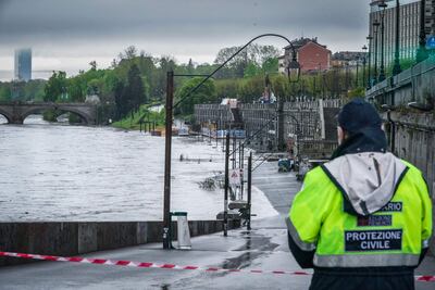 La crecida del río Murazzi del Po inunda una calle en Turín, Italia, el 17 de abril de 2025.