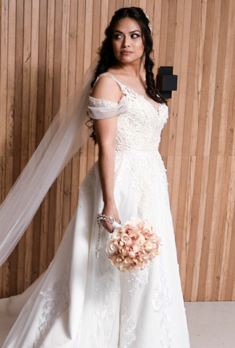 Muy elegante lució Tania en la noche de su boda.