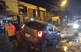 Camioneta cae en enorme pozo cubierto de agua en el barrio Herrera.