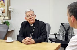 Cardenal paraguayo Adalberto Martínez, en reunión con el Presidente de la República, Santiago Peña.