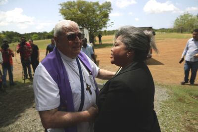 AME3249. DAVID (PANAMÁ), 01/02/2024.- Fotografía de archivo fechada el 17 de marzo de 2023 que muestra al cardenal español José Luis Lacunza (i) durante un encuentro con la Raymonde Fabienne Carré, embajadora de Haití en Panamá, en David (Panamá). El cardenal español José Luis Lacunza, de 79 años y obispo de la Diócesis de David, provincia panameña de Chiriquí, está desaparecido desde el pasado martes y las autoridades han iniciado una investigación, informó este jueves el Ministerio Público (MP, Fiscalía). "La Fiscalía Regional de Chiriquí inició de oficio una investigación el miércoles 31 de enero de 2024 por la presunta desaparición del Cardenal José Luis Lacunza, una vez recibida la noticia", dijo el MP a través de su cuenta en X. EFE/ Bienvenido Velasco ARCHIVO