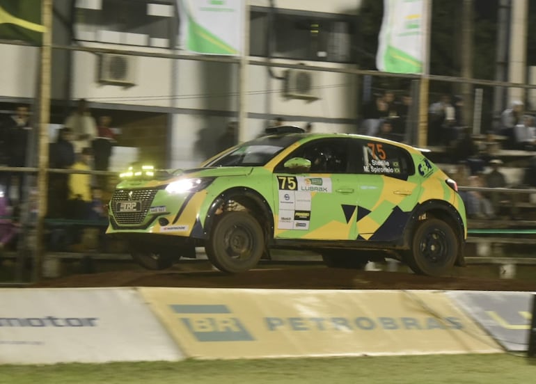 Gran gestión hoy de la dupla brasileña, Luis Stedile y Murilo Spironelo, que compite con el Peugeot 208 Rally4, bajo la estructura del equipo paraguayo TRP Rally Division. Aquí en la PSE1 Nocturna, en el Parque del Guairá.