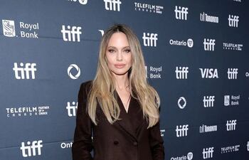 Angelina Jolie destacó con un diseño de Gabriela Hearst, un abrigo largo de lana marrón con doble botonadura llevado como vestido.