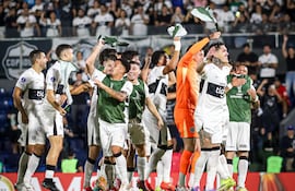 Los jugadores de Olimpia celebran el triunfo sobre Sportivo Trinidense y clasificación a la fase de grupos de la Copa Sudamericana 2026 en el estadio Defensores del Chaco, en Asunción, Paraguay.