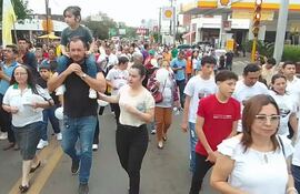 La caminata de la familia en Santaní tuvo una gran respuesta de la ciudadanía
