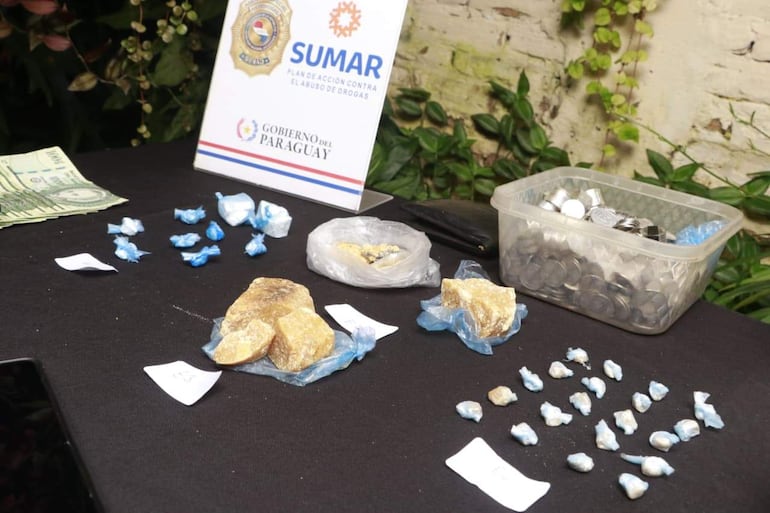 La SENAD realizó un operativo en Villa Elisa y encontró paquetes de drogas escondidas en bolsas de carbón, puestas en venta.