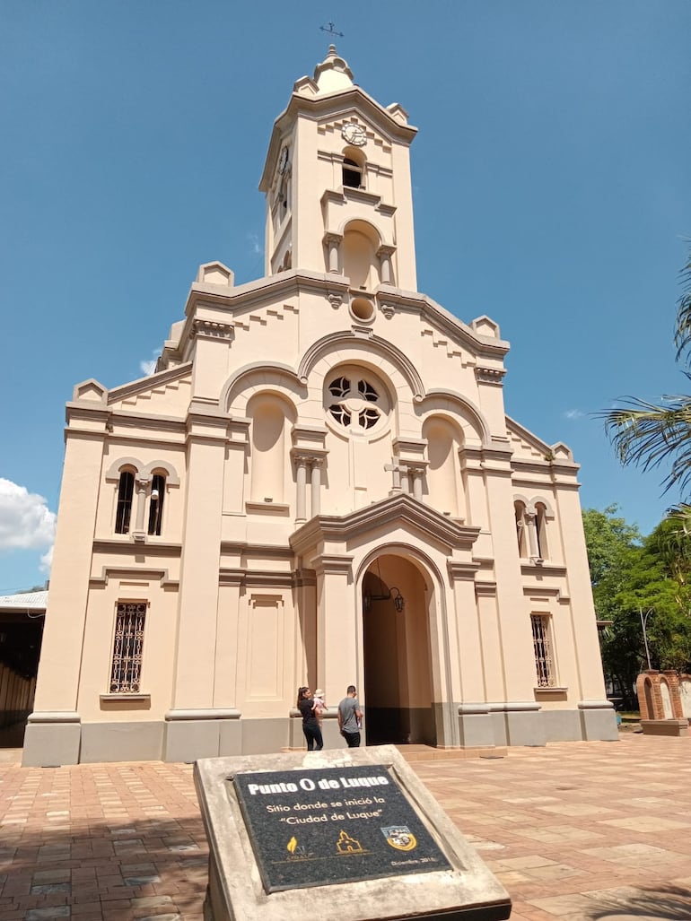 La explanada del Santuario Nuestra Señora de Luque es el "punto cero" de la ciudad de Luque.