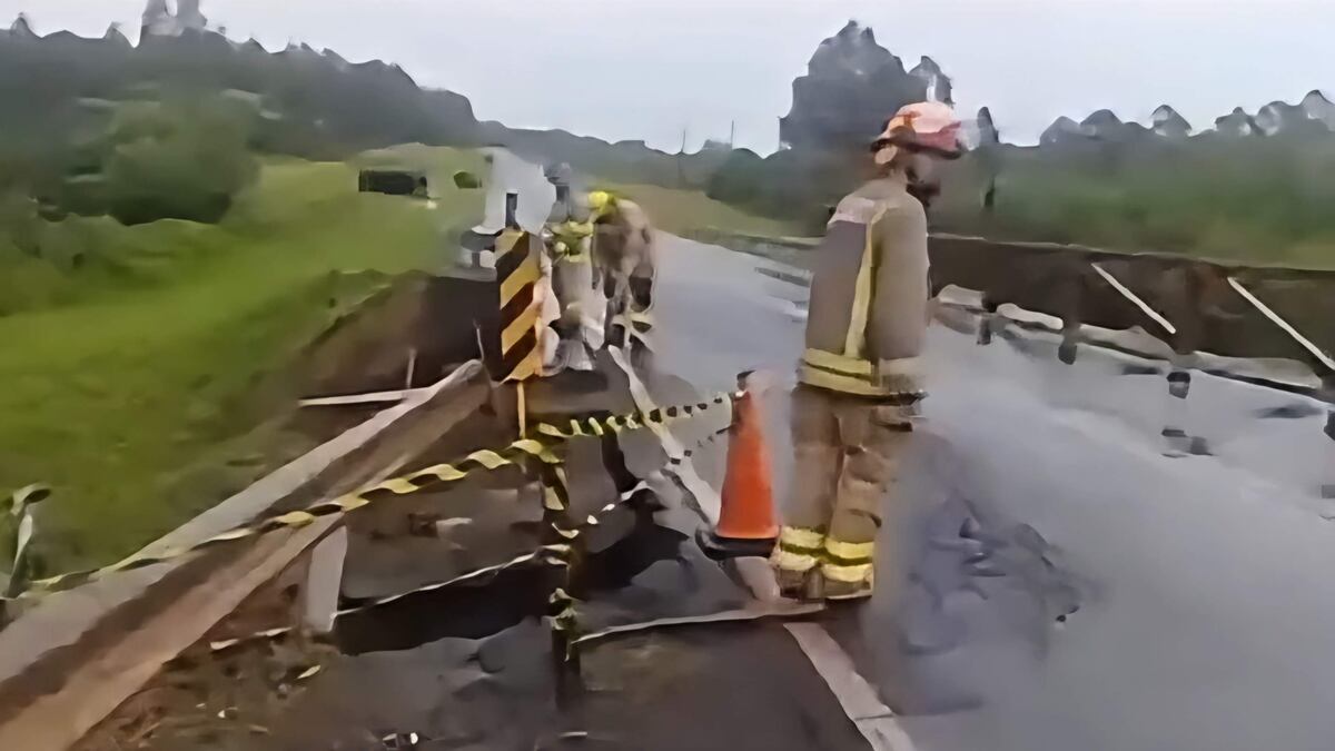 Bomberos advierten sobre hundimiento del asfalto sobre ruta PY06 en Trinidad