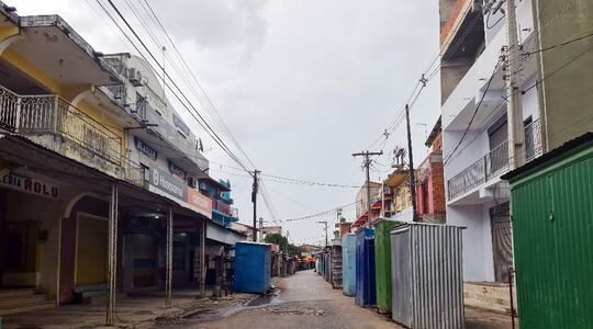 Calles y negocios desolados en la ciudad Nanawa.