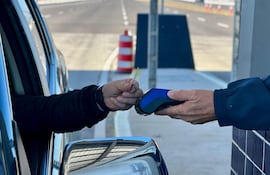 Implementan pago electrónico en cinco peajes del país.