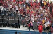 Los agentes policiales se agrupan para enfrentar a los integrantes de la barra brava de Cerro Porteño, en el enfrentamiento en Graderías Norte del Defensores del Chaco.