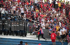 Los agentes policiales se agrupan para enfrentar a los integrantes de la barra brava de Cerro Porteño, en el enfrentamiento en Graderías Norte del Defensores del Chaco.