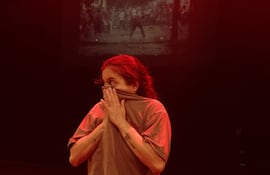 Paola Ferraro en pleno proceso de ensayo de la obra.