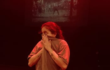 Paola Ferraro en pleno proceso de ensayo de la obra.