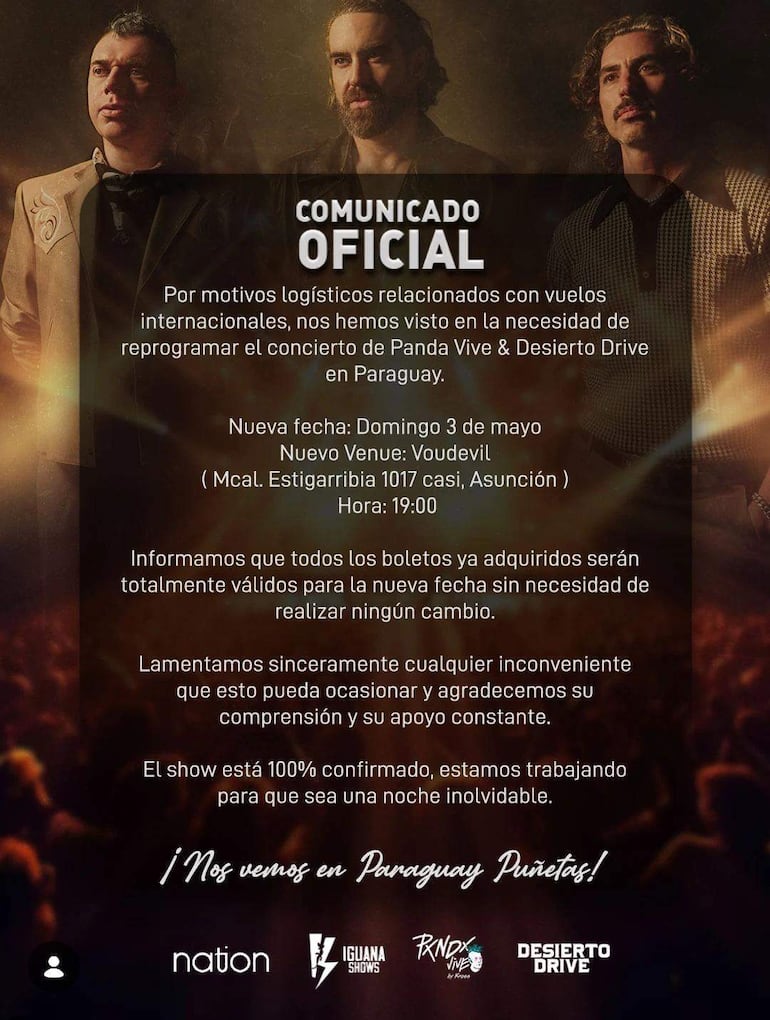 Un comunicado oficial sobre el cambio de fecha del concierto, con dos hombres vestidos formalmente al fondo en un entorno oscuro.