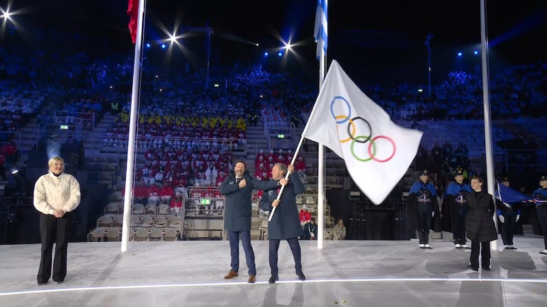 La bandera olímpica ha sido entregada oficialmente.
Ahora está en manos de nuestros nuevos anfitriones, que confían el legado, la pasión y la excelencia de los Juegos a los Alpes Franceses 2030.