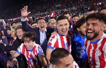 Robert Harrison, presidente de la Asociación Paraguaya de Fútbol, celebra la clasificación de Paraguay junto a los jugadores.