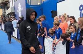 El paraguayo Diego Gómez, jugador del Brighton, durante la llegada al Stamford Bridge para enfrente a Chelsea por la Premier League.