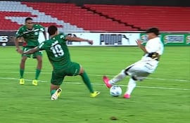 La jugada del vergonzoso penal sancionado contra Olimpia en la Copa Libertadores Sub 20.