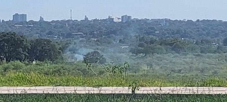 Quema de basura en la zona inunda la Costanera Sur de humo.